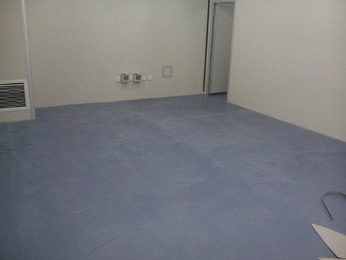 PVC塑膠地板應(yīng)用與批發(fā)指南 達縣、涪城地膠及機房防滑地膠解析